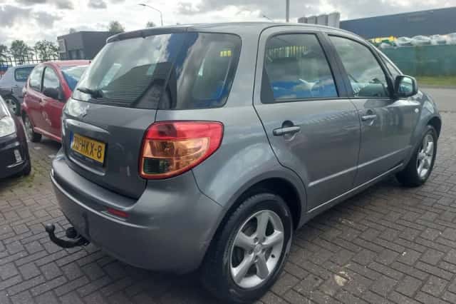 Suzuki SX4 (2009) thumbnail 2