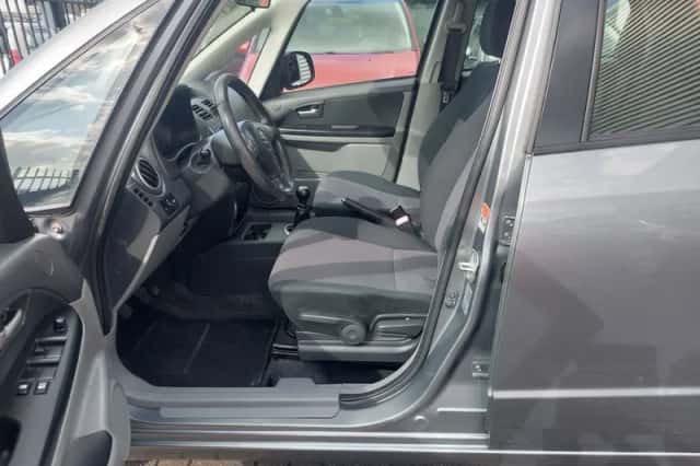 Suzuki SX4 (2009) thumbnail 5
