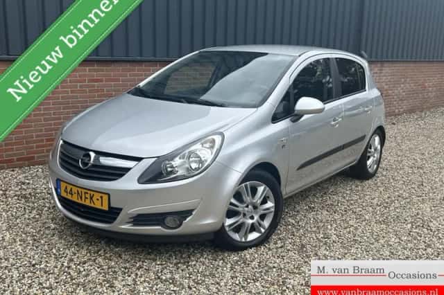 Opel Corsa (2010) thumbnail 1