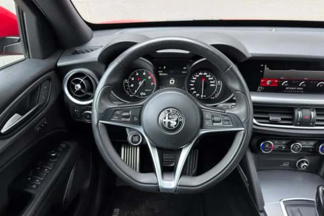 Alfa Romeo Stelvio (2018) thumbnail 3