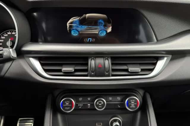 Alfa Romeo Stelvio (2018) thumbnail 5