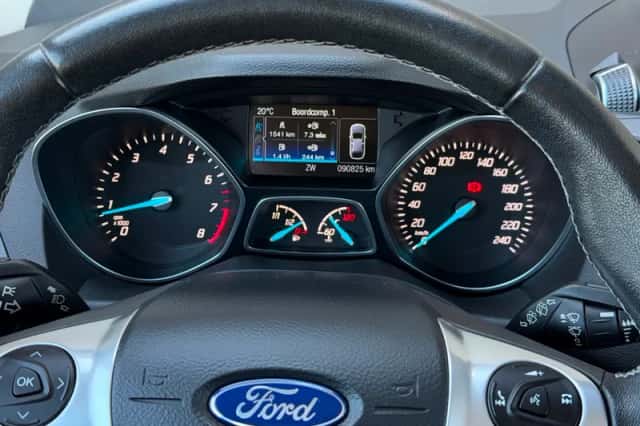 Ford Kuga (2016) thumbnail 4