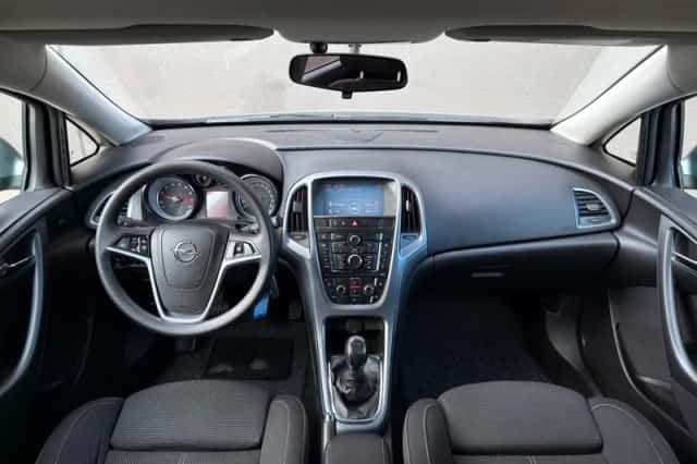 Opel Astra (2013) thumbnail 2