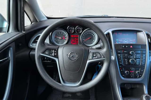 Opel Astra (2013) thumbnail 3