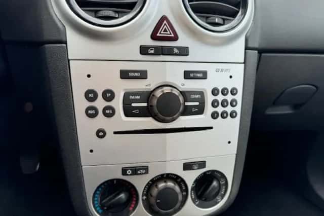 Opel Corsa (2008) thumbnail 2