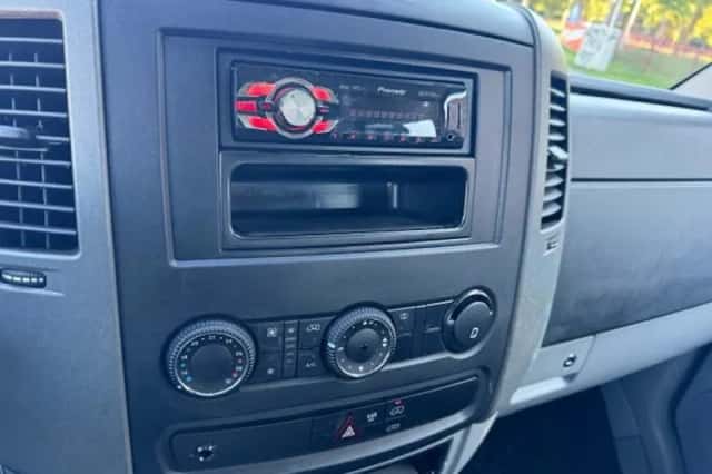 Mercedes-Benz Sprinter (2012) thumbnail 2