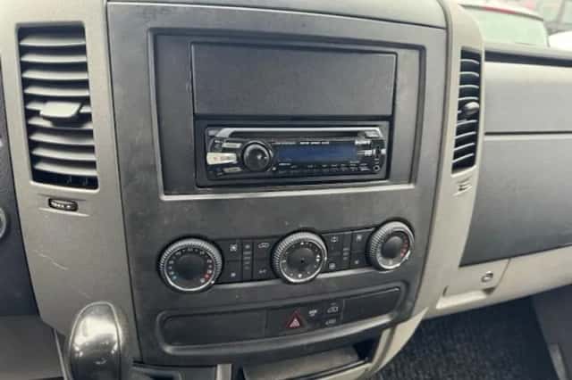 Mercedes-Benz Sprinter (2011) thumbnail 3