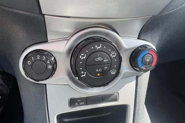 Ford Fiesta (2012) thumbnail 4