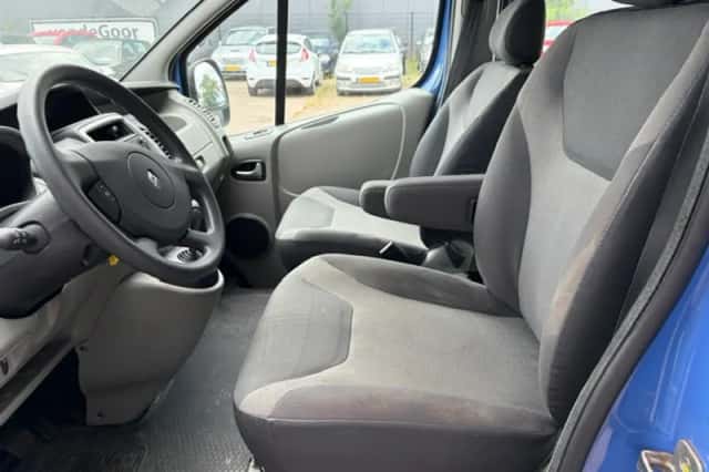 Renault Trafic (2013) thumbnail 2