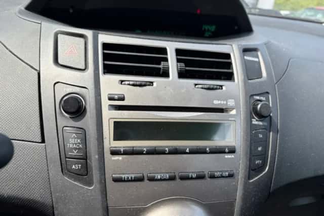 Toyota Yaris (2009) thumbnail 2