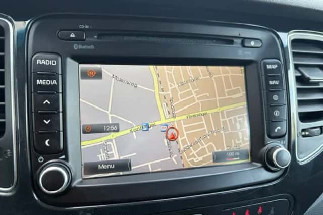 Kia Carens (2015) thumbnail 2