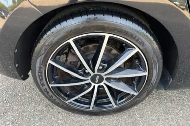 Kia Carens (2015) thumbnail 3