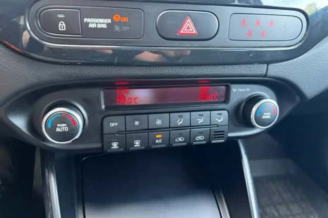 Kia Carens (2015) thumbnail 5