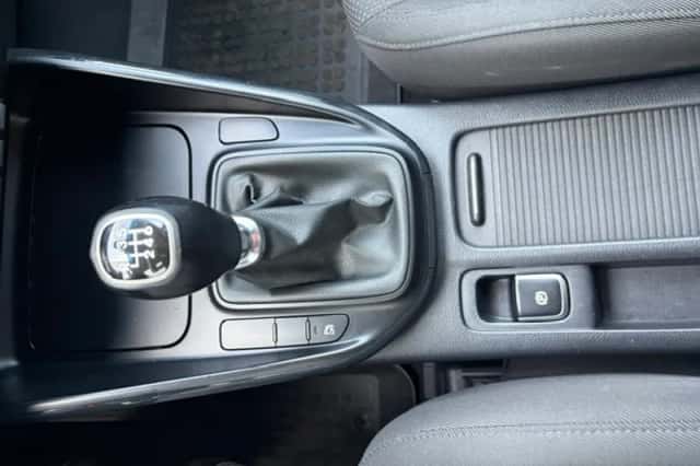Kia Carens (2015) thumbnail 6