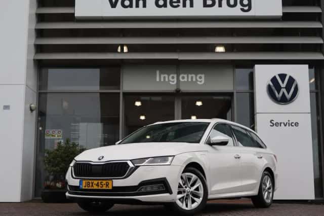 Škoda Octavia (2022) thumbnail 3