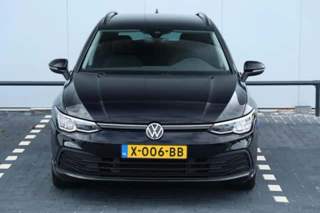 Volkswagen Golf (2023) thumbnail 3