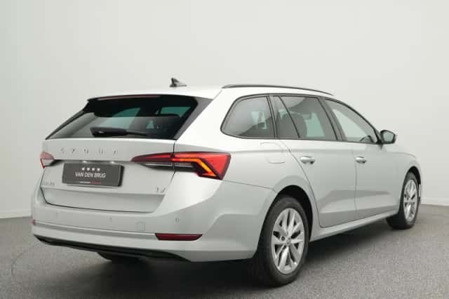 Škoda Octavia (2023) thumbnail 2