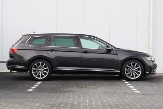 Volkswagen Passat (2022) thumbnail 2