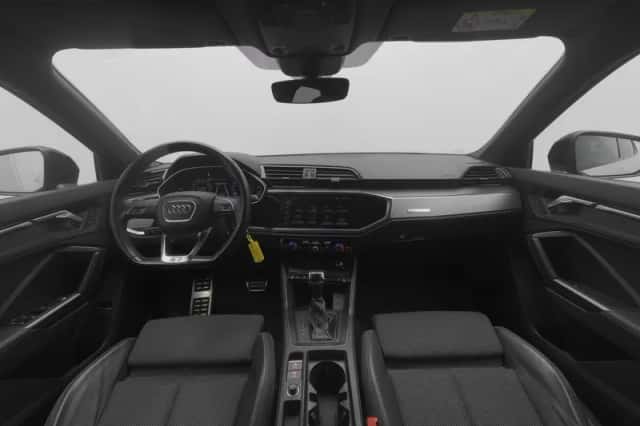 Audi Q3 (2022) thumbnail 3