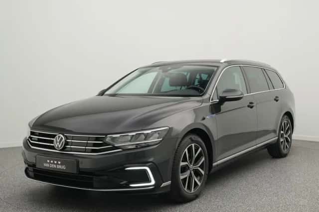 Volkswagen Passat (2022) thumbnail 1