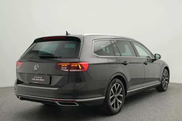 Volkswagen Passat (2022) thumbnail 2