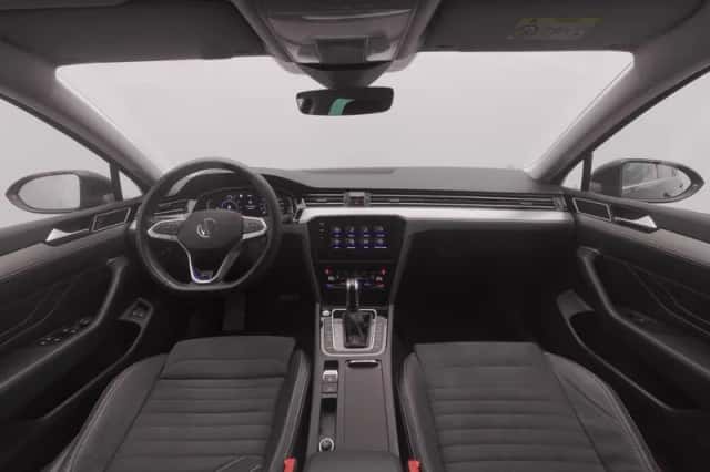 Volkswagen Passat (2022) thumbnail 3