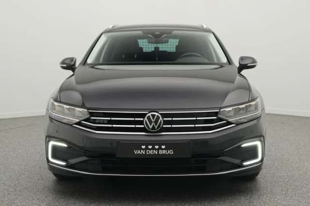Volkswagen Passat (2022) thumbnail 5