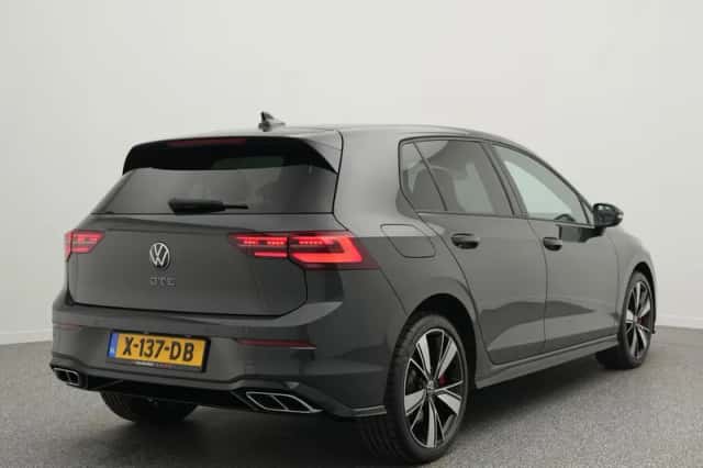 Volkswagen Golf (2021) thumbnail 2