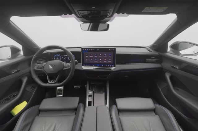 Volkswagen Passat (2025) thumbnail 3