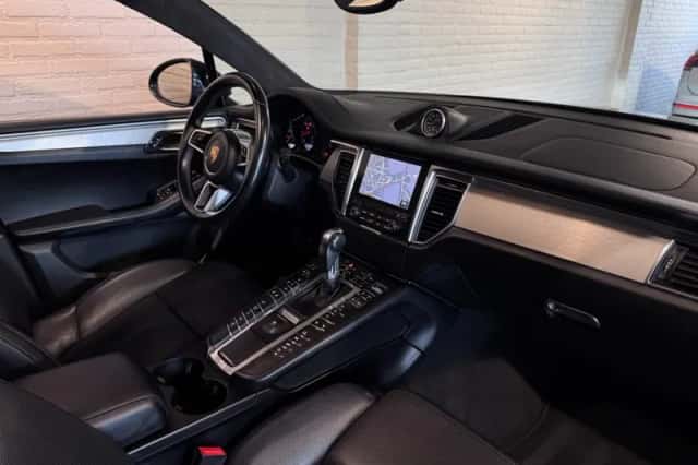 Porsche Macan (2017) thumbnail 2