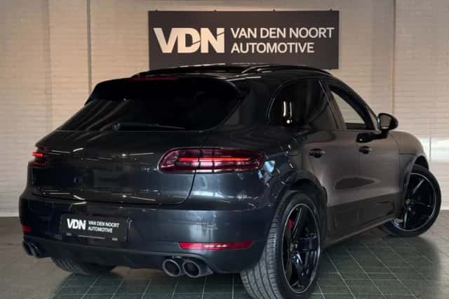 Porsche Macan (2017) thumbnail 3