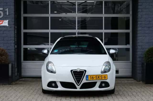 Alfa Romeo Giulietta (2011) thumbnail 2
