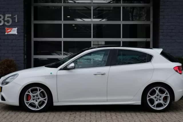 Alfa Romeo Giulietta (2011) thumbnail 3