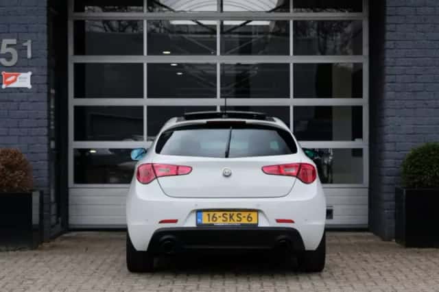 Alfa Romeo Giulietta (2011) thumbnail 4