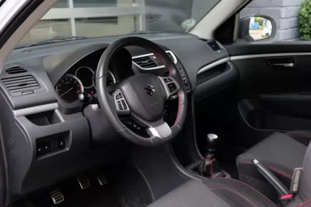 Suzuki Swift (2012) thumbnail 6