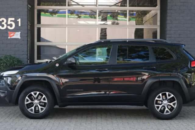 Jeep Cherokee (2015) thumbnail 3