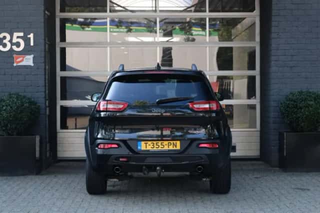 Jeep Cherokee (2015) thumbnail 4