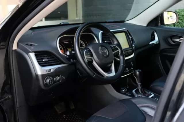 Jeep Cherokee (2015) thumbnail 6