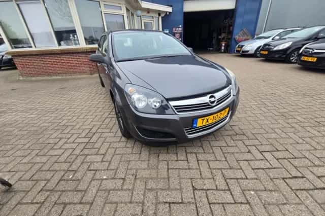 Opel Astra (2009) thumbnail 3