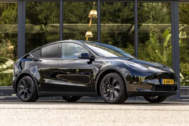 Tesla Model Y (2024) thumbnail 1