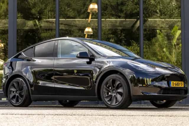 Tesla Model Y (2024) thumbnail 2