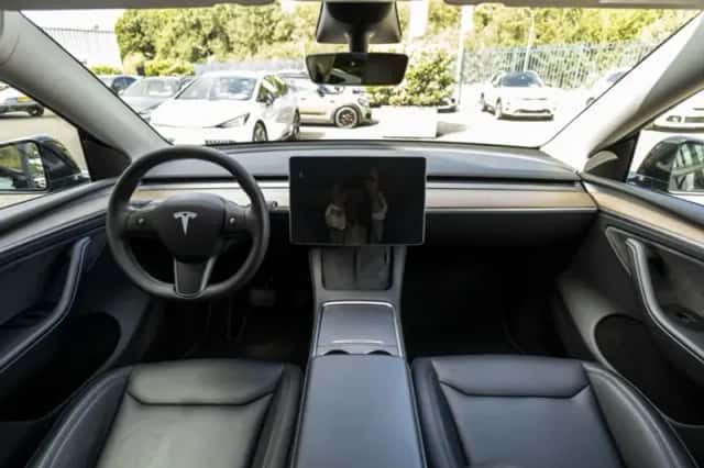 Tesla Model Y (2024) thumbnail 3
