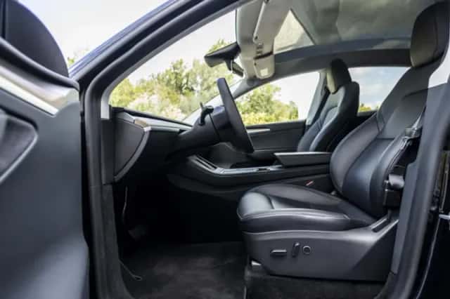 Tesla Model Y (2024) thumbnail 5