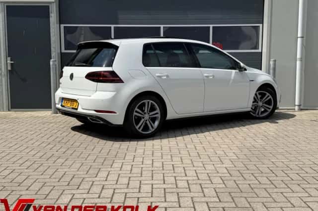 Volkswagen Golf (2018) thumbnail 2