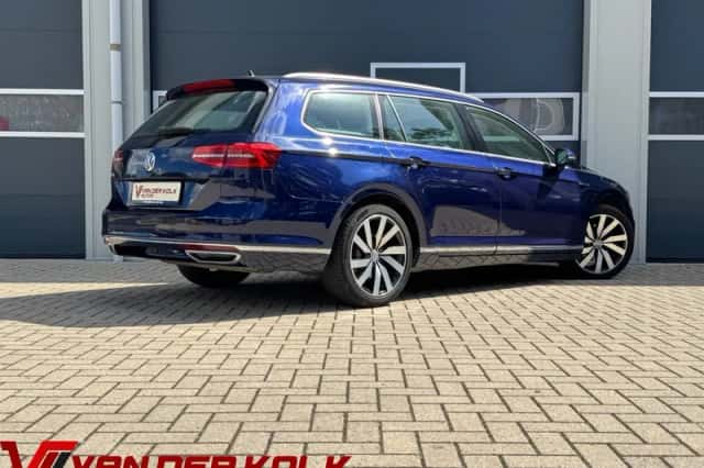 Volkswagen Passat (2018) thumbnail 2