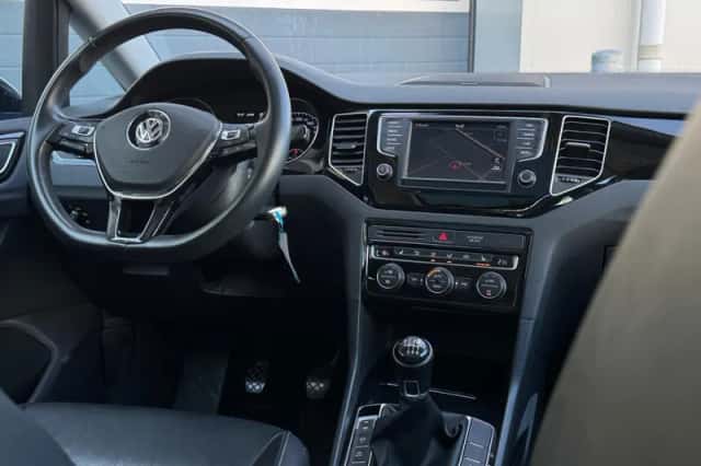 Volkswagen Golf Sportsvan (2016) thumbnail 3