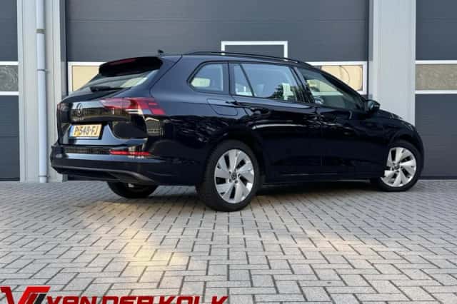 Volkswagen Golf (2022) thumbnail 2