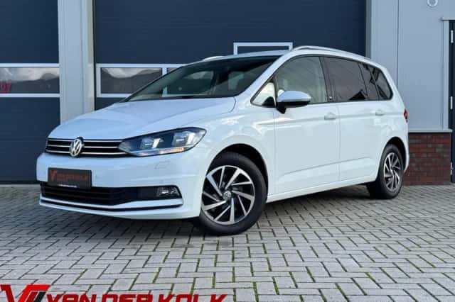 Volkswagen Touran (2017) thumbnail 1