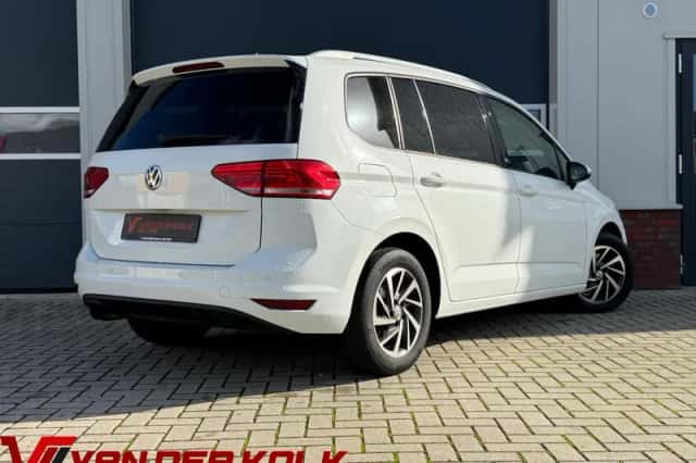 Volkswagen Touran (2017) thumbnail 2