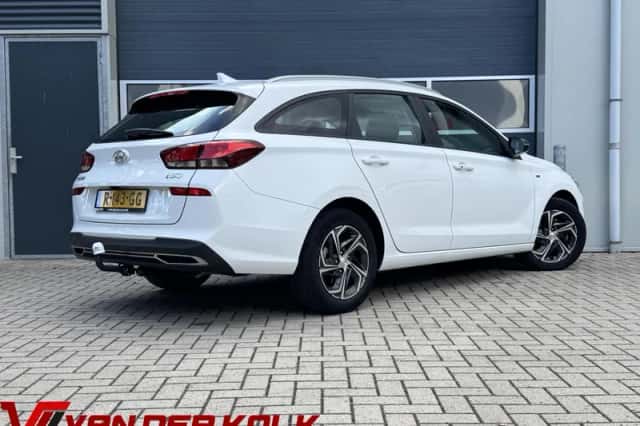 Hyundai i30 (2022) thumbnail 2